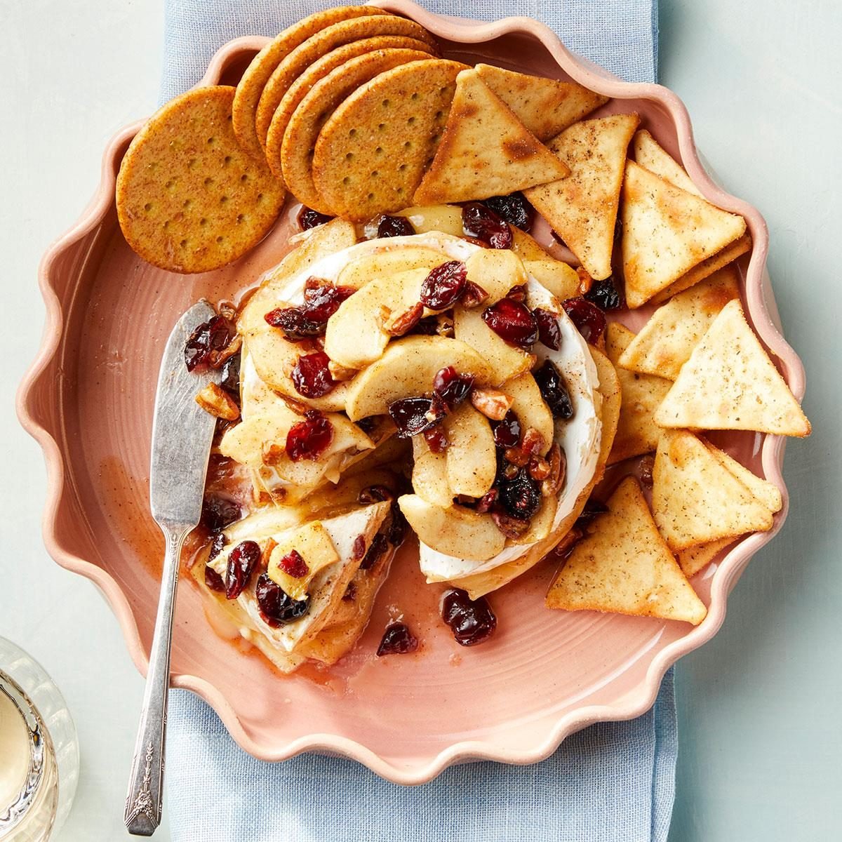 Apple Pecan Baked Brie Exps Tohx25 117841 03 27 2b