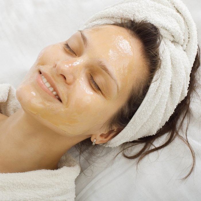 honey on face treatment