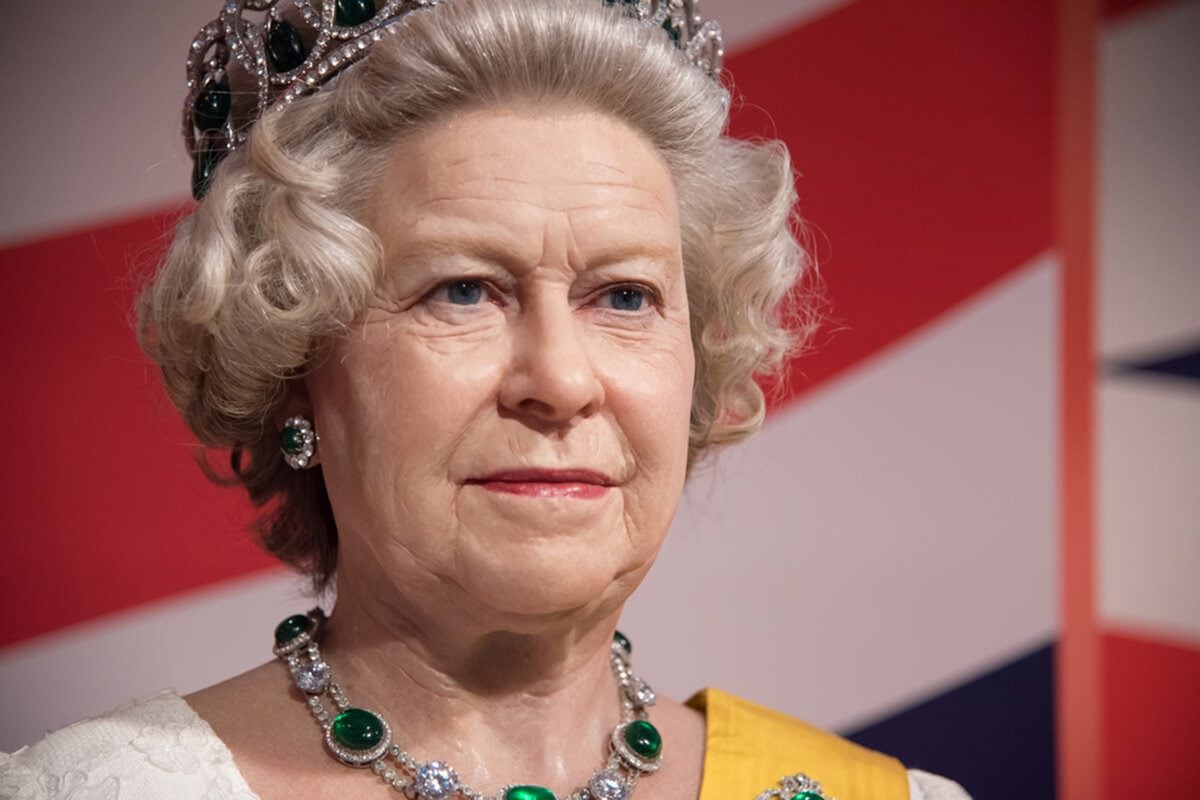 BANGKOK - OCT 28: A waxwork of Her Majesty Queen Elizabeth II on display at Madame Tussauds on October 28, 2015 in Thailand. Madame Tussauds