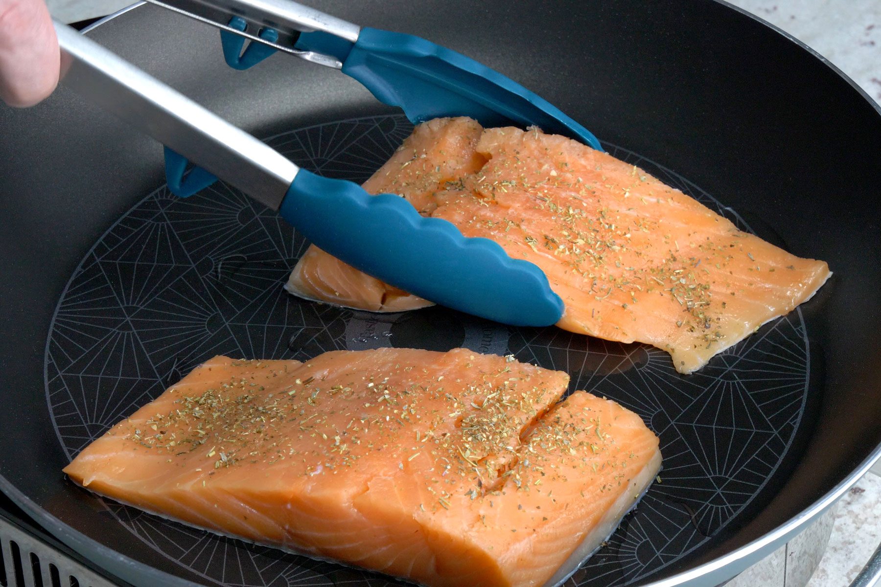 Cooking salmon fillets in a skillet