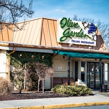 Exterior of Olive Garden Italian Kitchen restaurant location.
