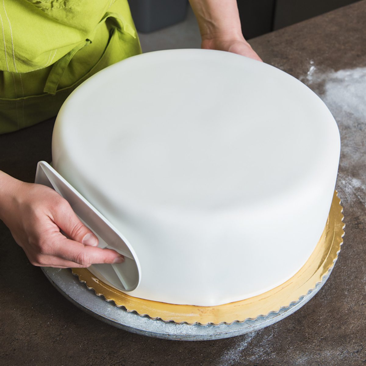 fondant cake baker