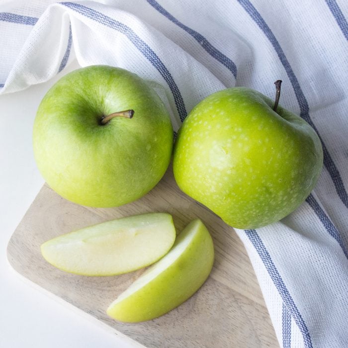 Ripe green apples and apple slices