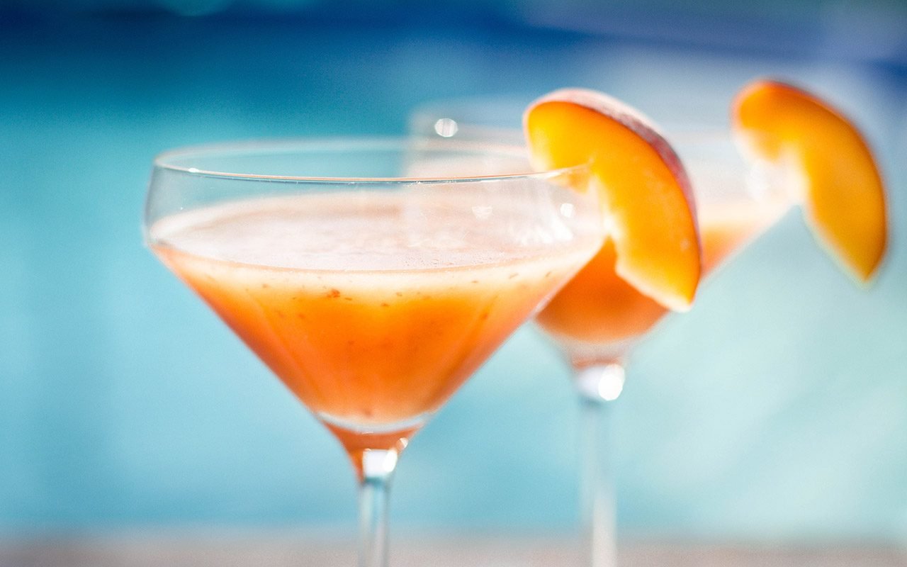 How to Make a Peach Daiquiri—2 Ways