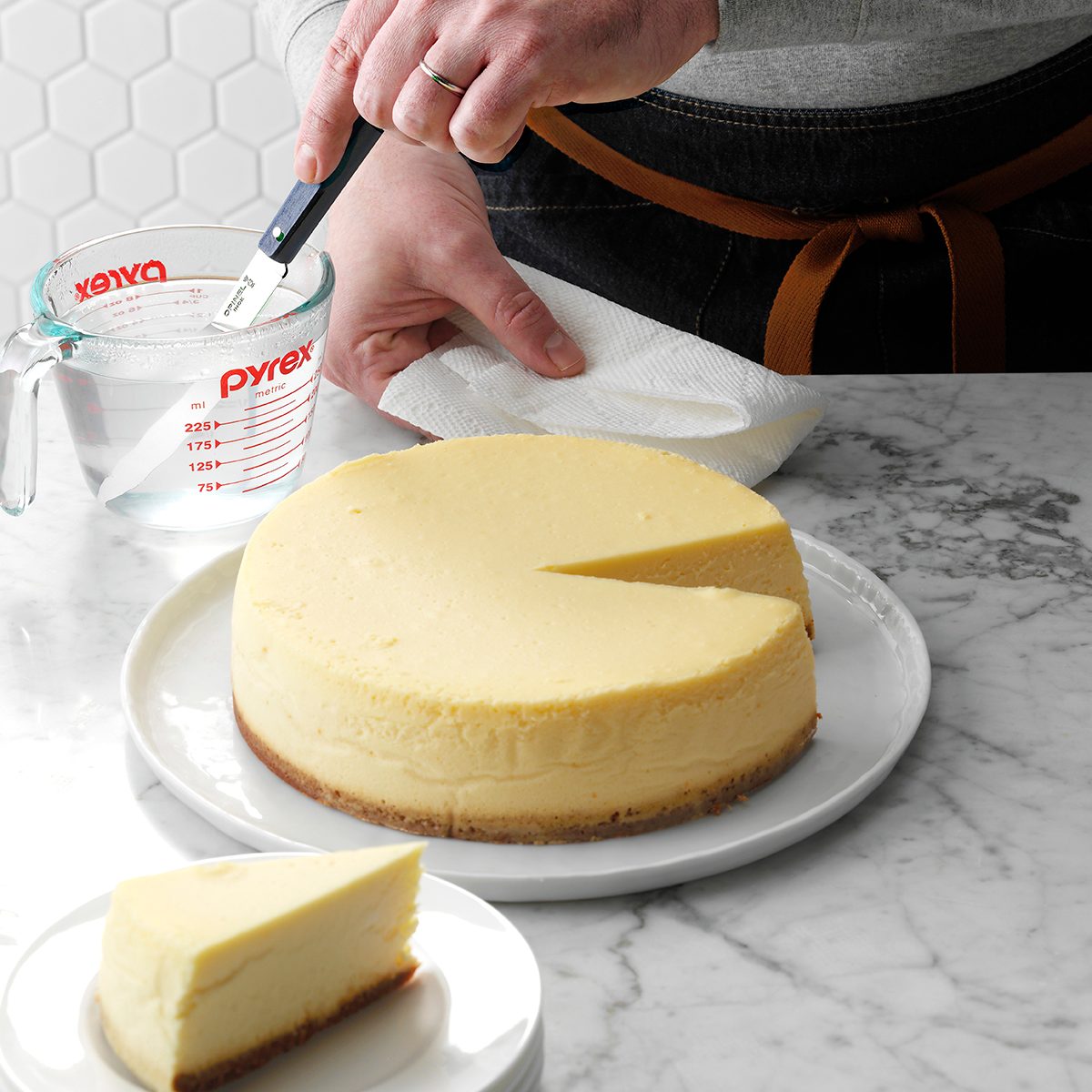 Hot knife to cut cheesecake
