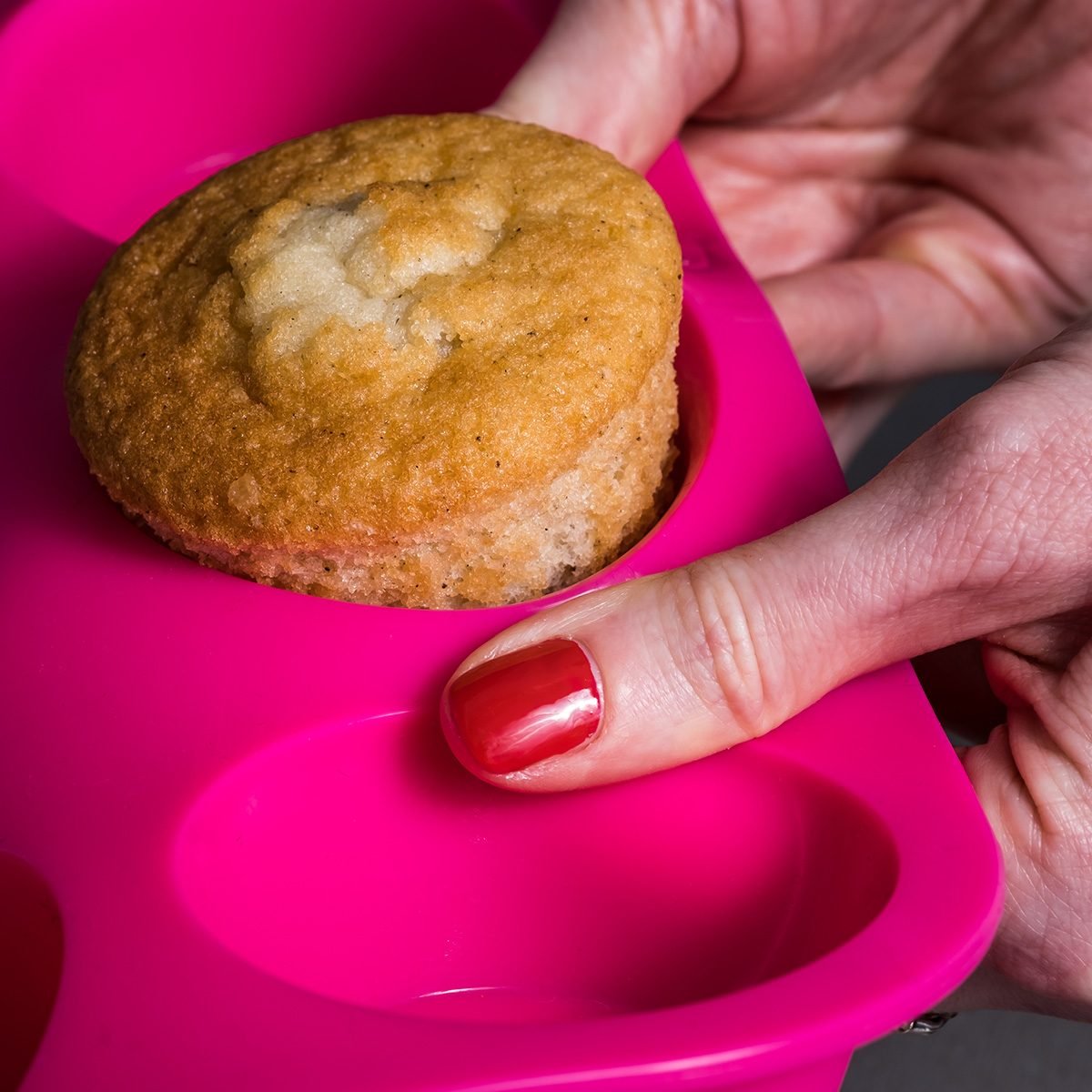 muffins in silicone cup baking cupcakes