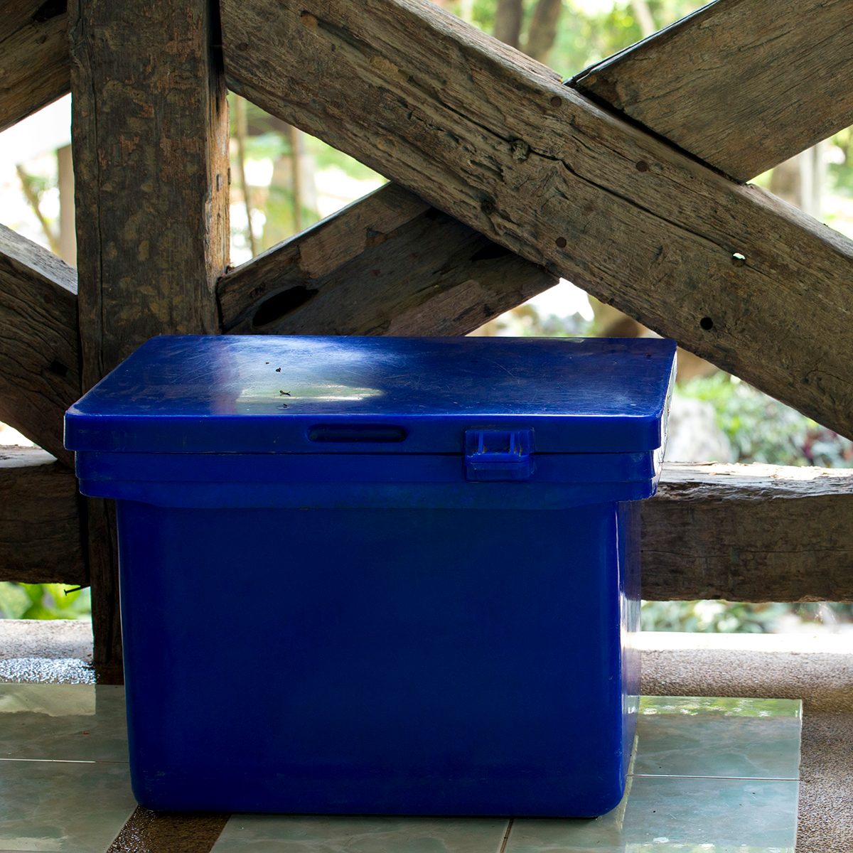 Blue plastic ice containment box.