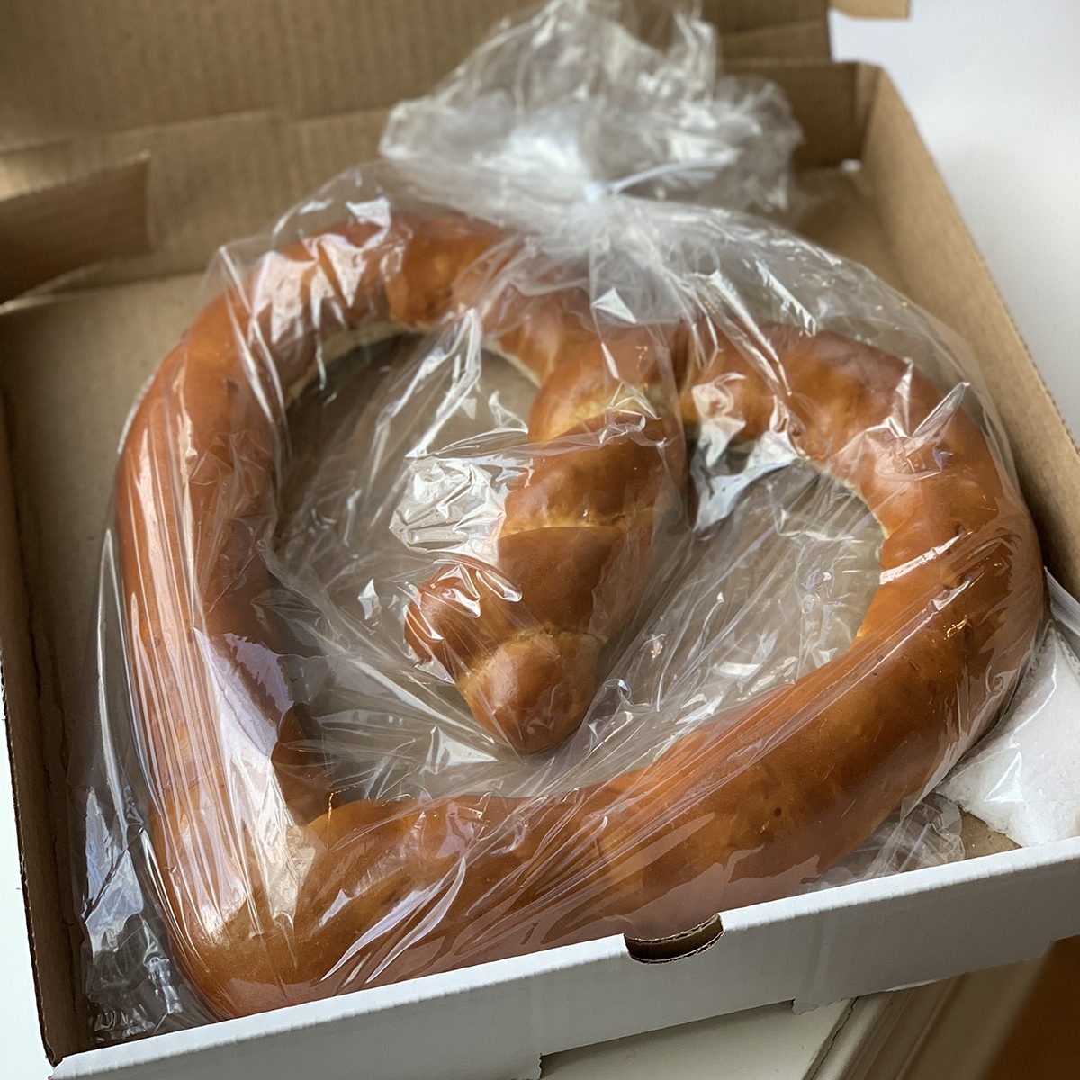 1LB HEART SHAPED BAVARIAN PRETZEL