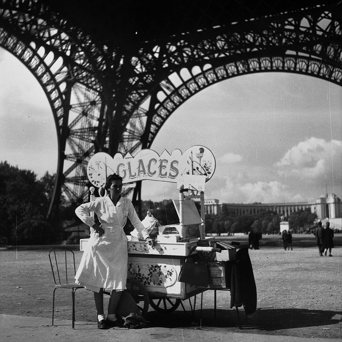 FRANCE - CIRCA 1950: Paris. Ice-cream seller in the Eiffel tower. (Photo by Roger Viollet via Getty Images)