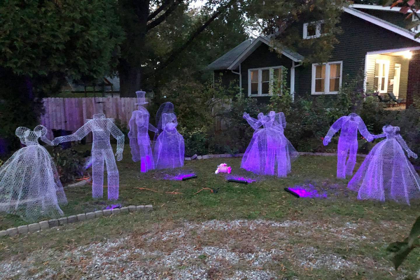 People Are Making Ghosts Out of Chicken Wire for Halloween—and You Can, Too
