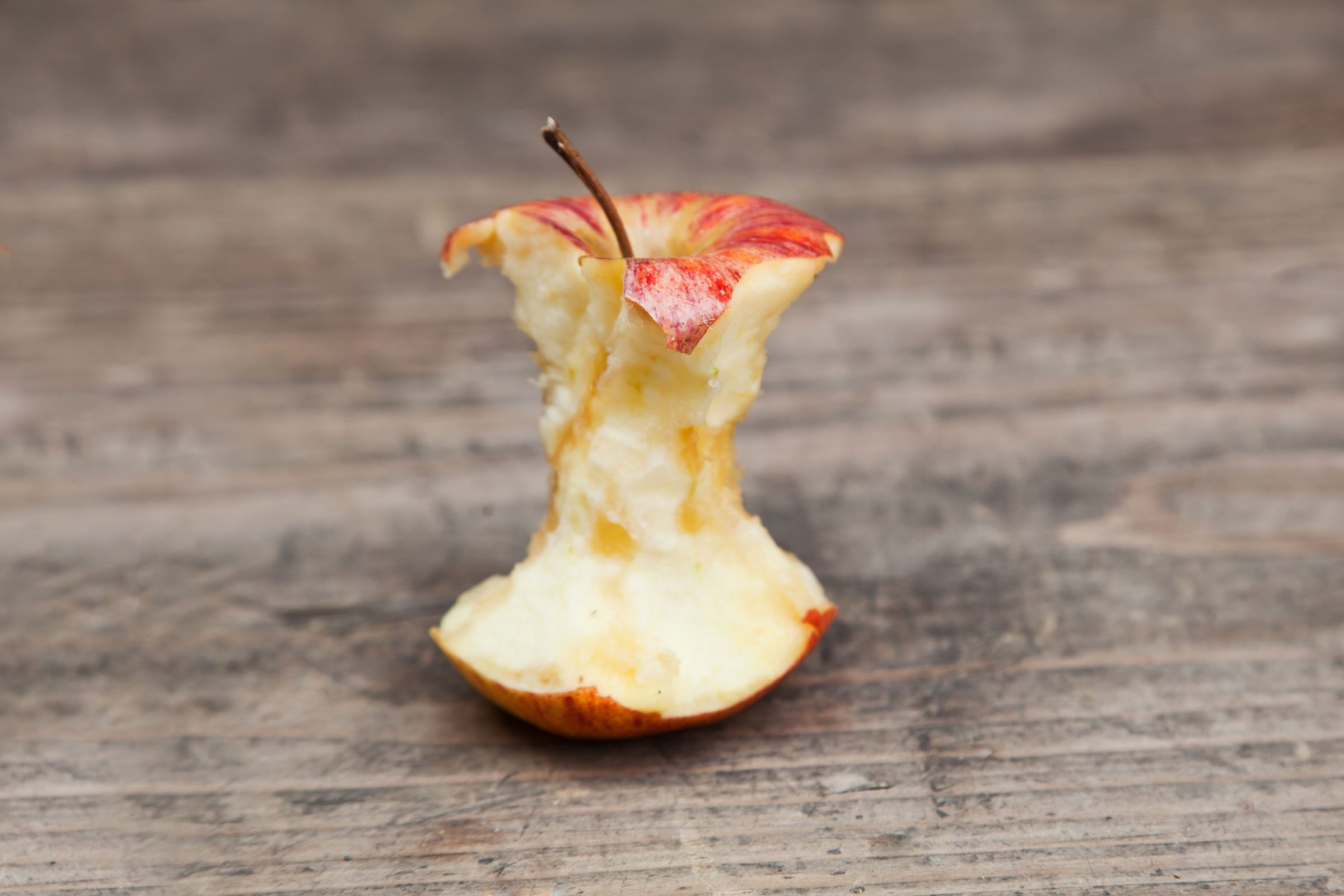 Here’s How to Eat an Apple the Right Way