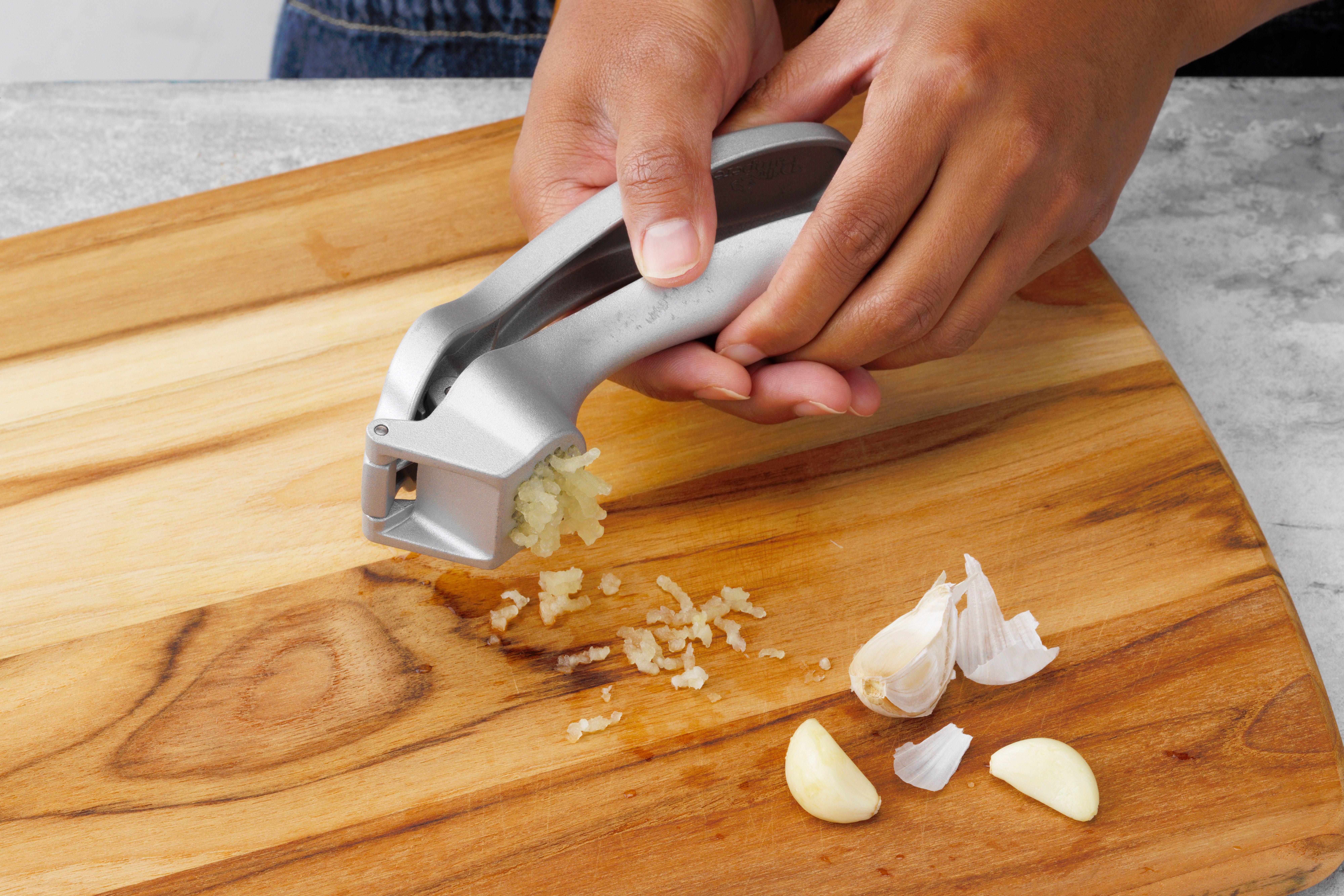 How To Mince Garlic Using A Garlic Press