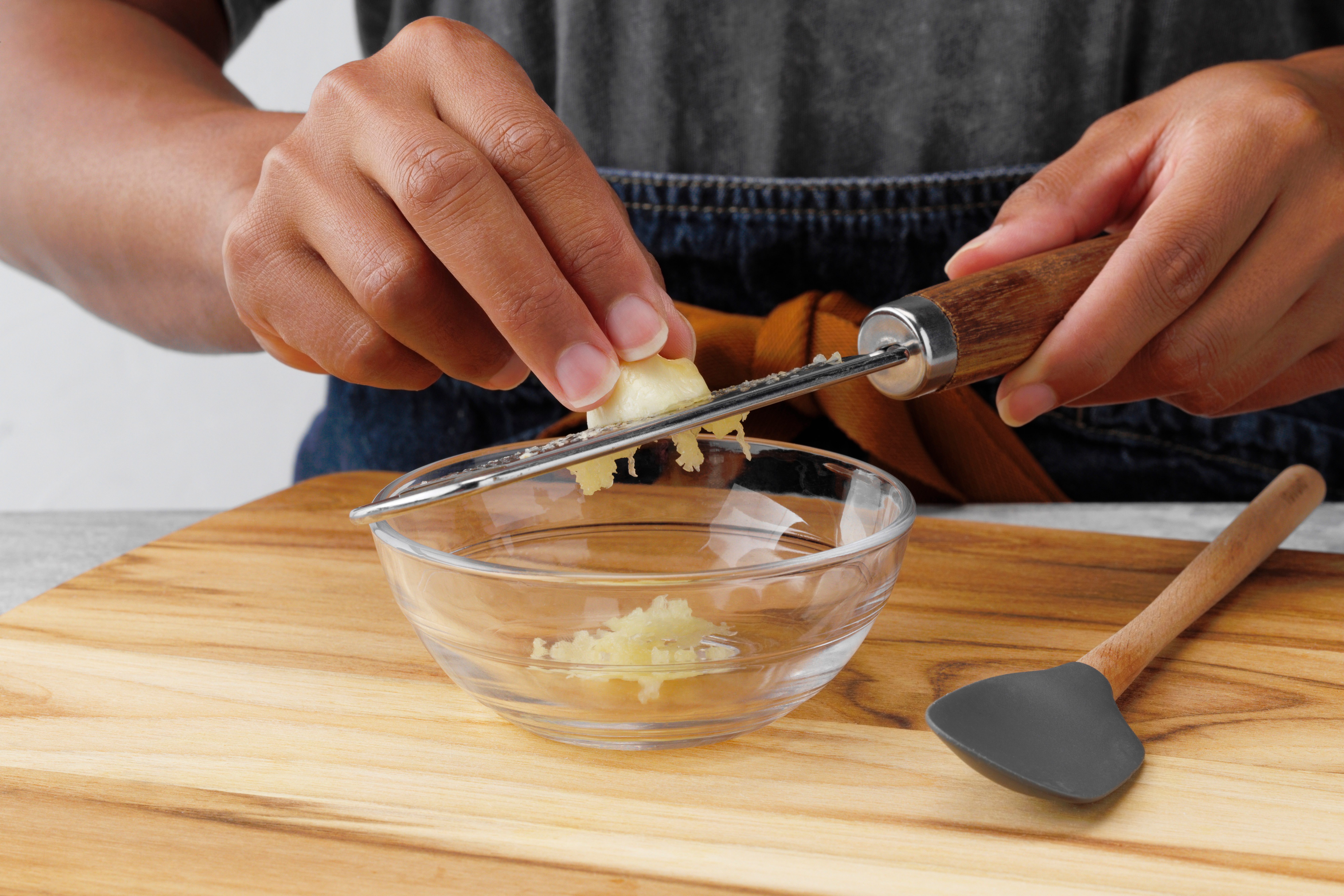 How To Mince Garlic Using A Fine Grater