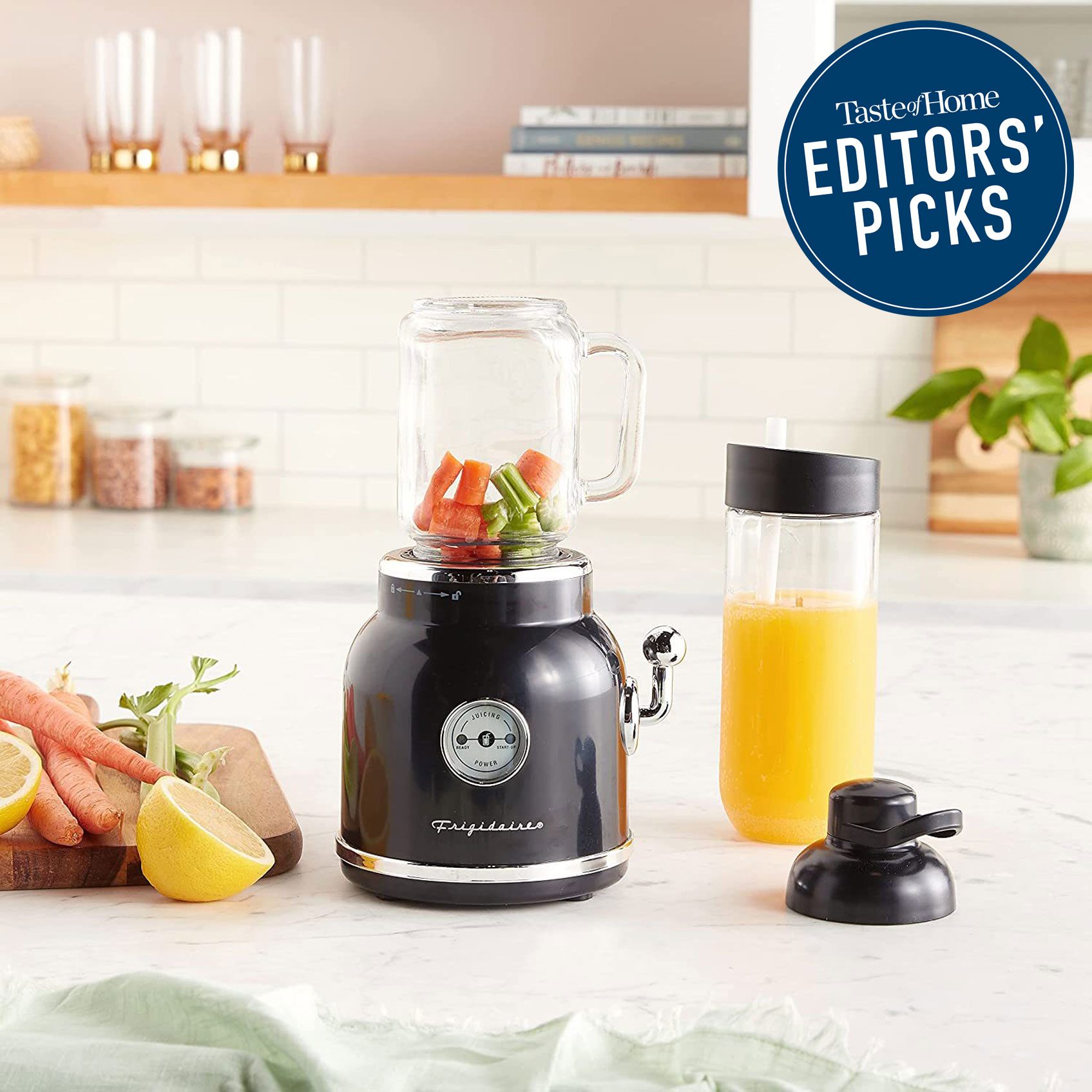 This $33 Blender Is the Retro Smoothie-Making Appliance of Our Dreams