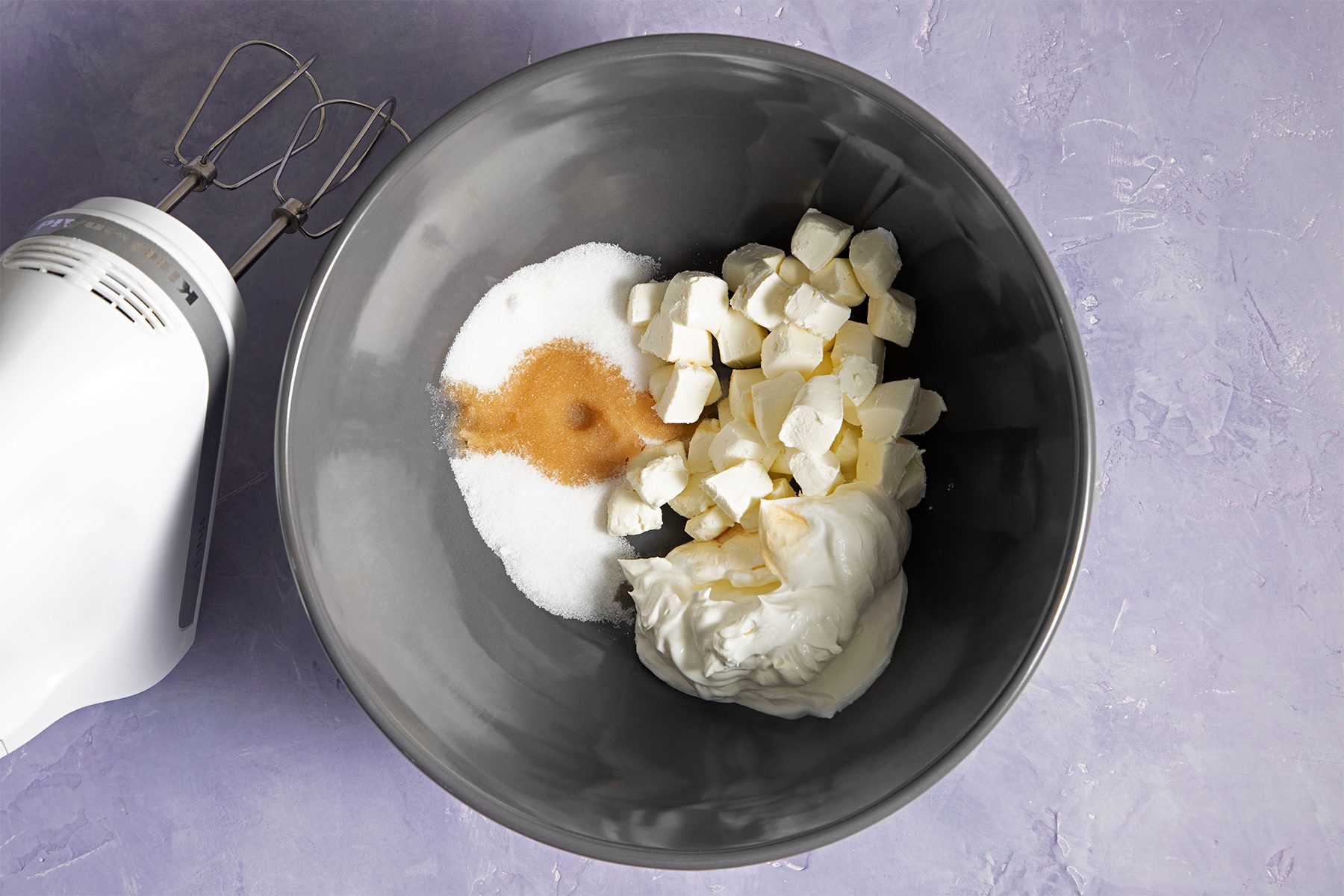 Bowl with the cream cheese, sour cream, sugar and vanilla