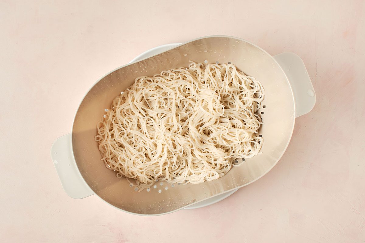 Prepare the rice noodles