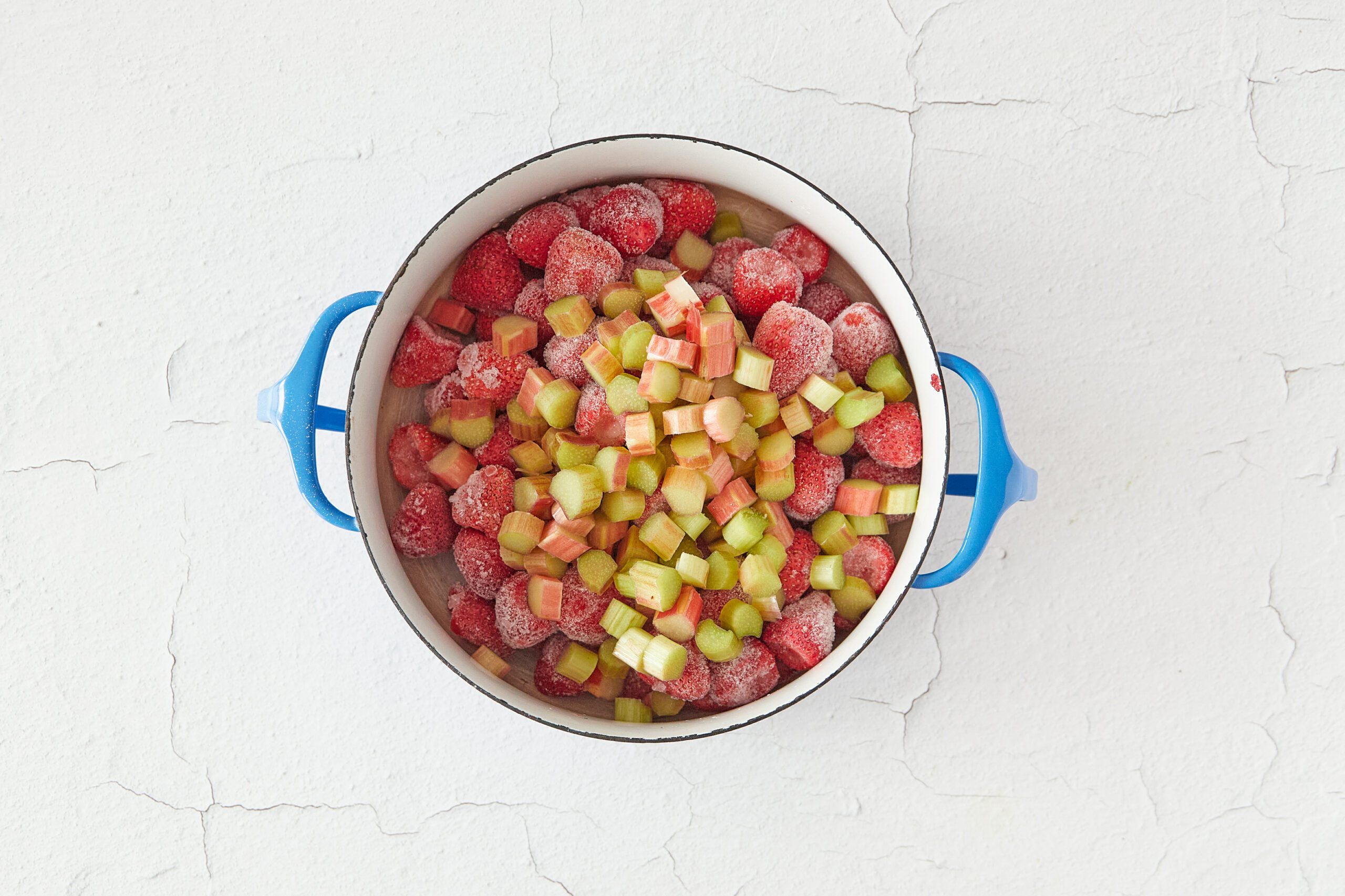 Cook the strawberry rhubarb jam.