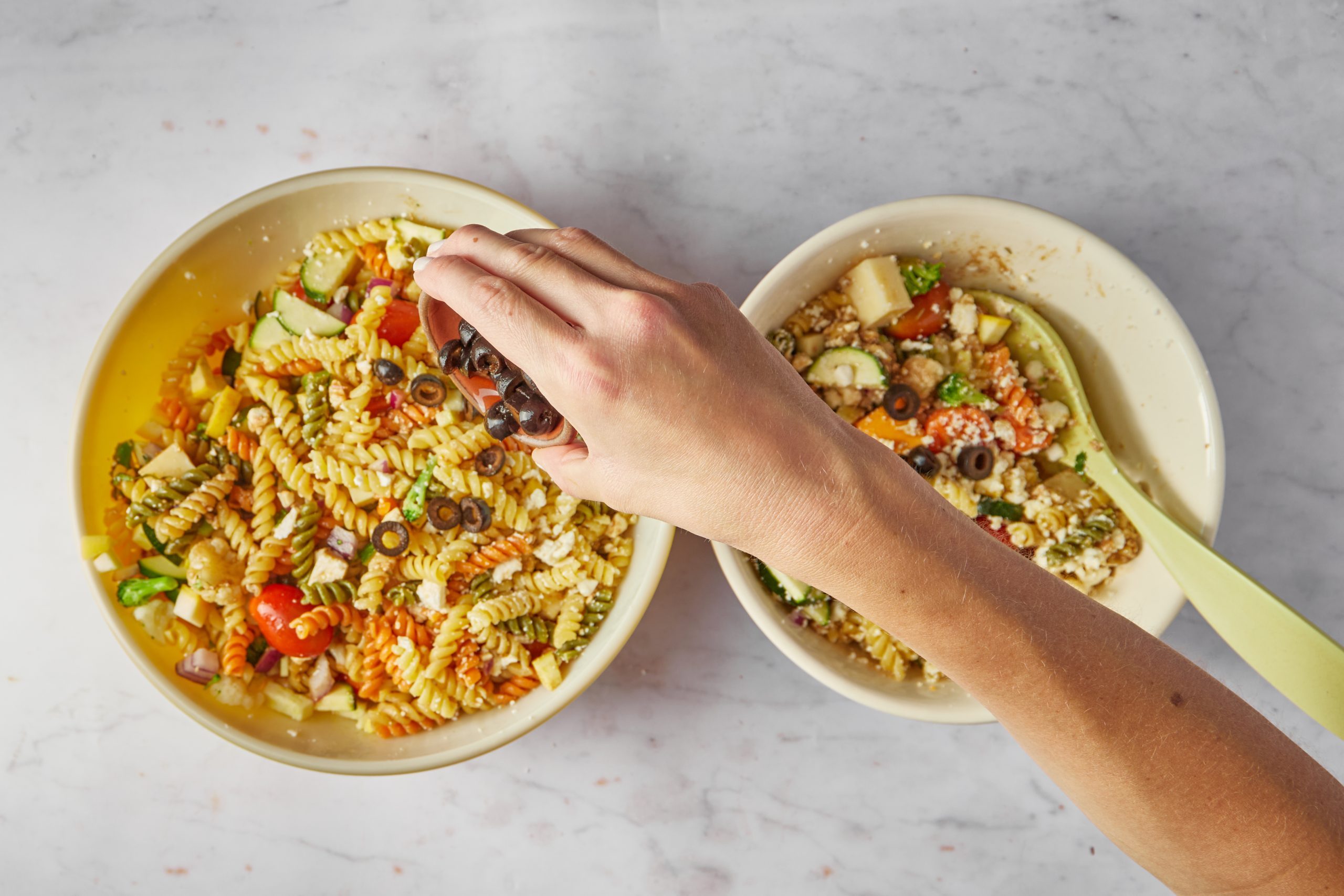 Mix the ingredients for pasta salad with Italian dressing.
