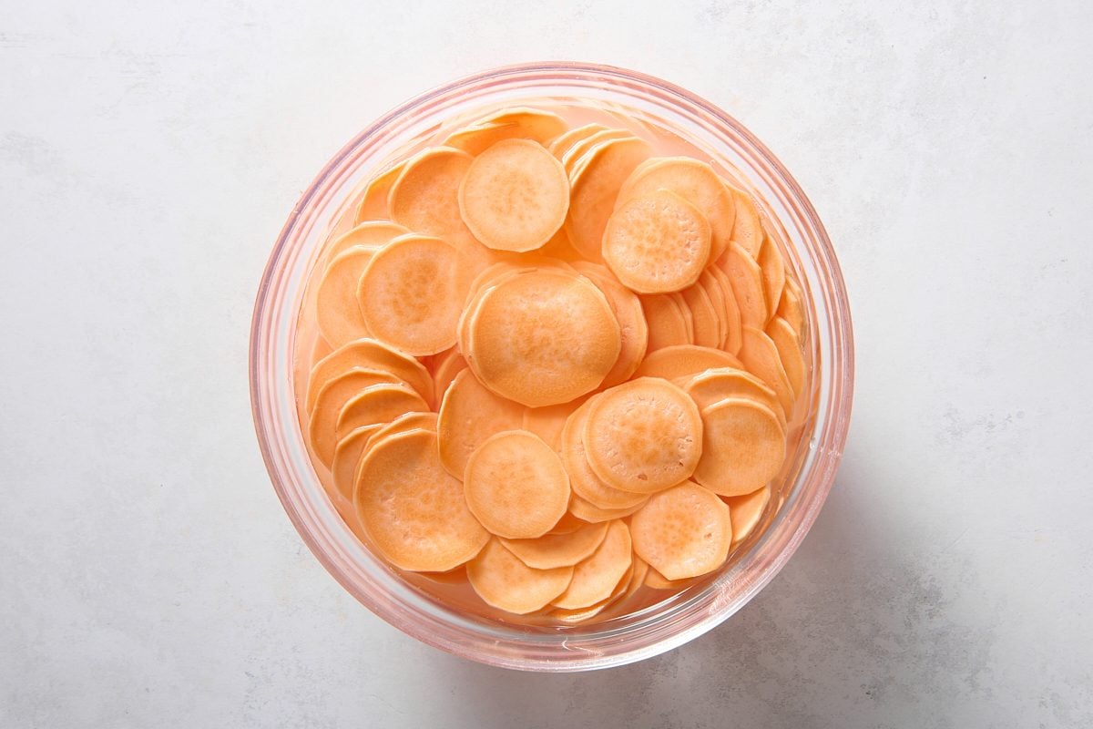Soaking sliced sweet potatoes in cold water