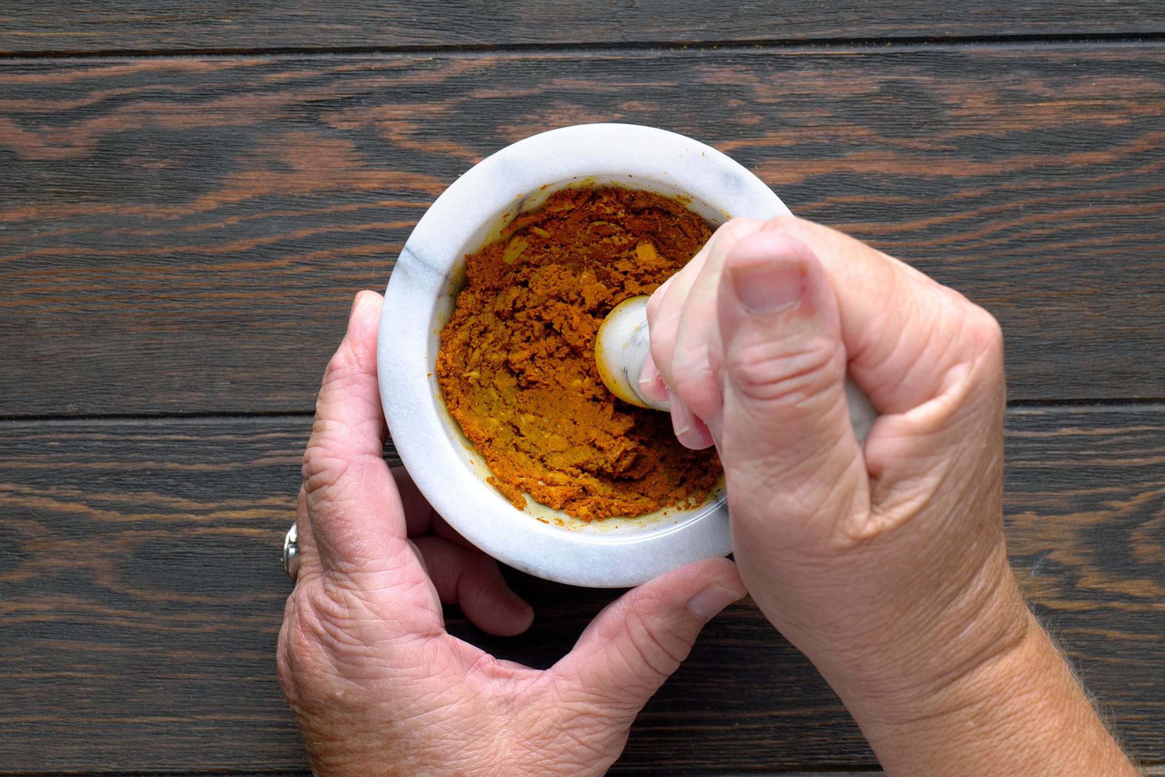 Mashed garlic, ginger, chili powder, turmeric, coriander and cumin In a mortar and pestle 