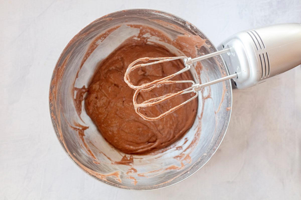 Chocolate Cake With Sour Cream Tohd24 8986 Jackiealpers 01 chocolate cake batter with beaters.