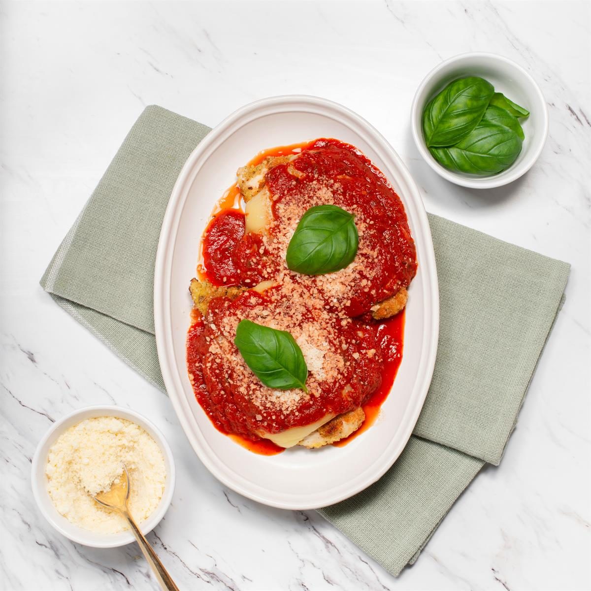 Cheesy Chicken Parmigiana Exps Tohd24 33258 Emilydavis 13
