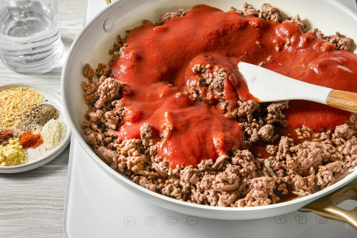 In a large skillet, cook beef over medium heat until no longer pink, Stir in tomato sauce, water, Worcestershire sauce,