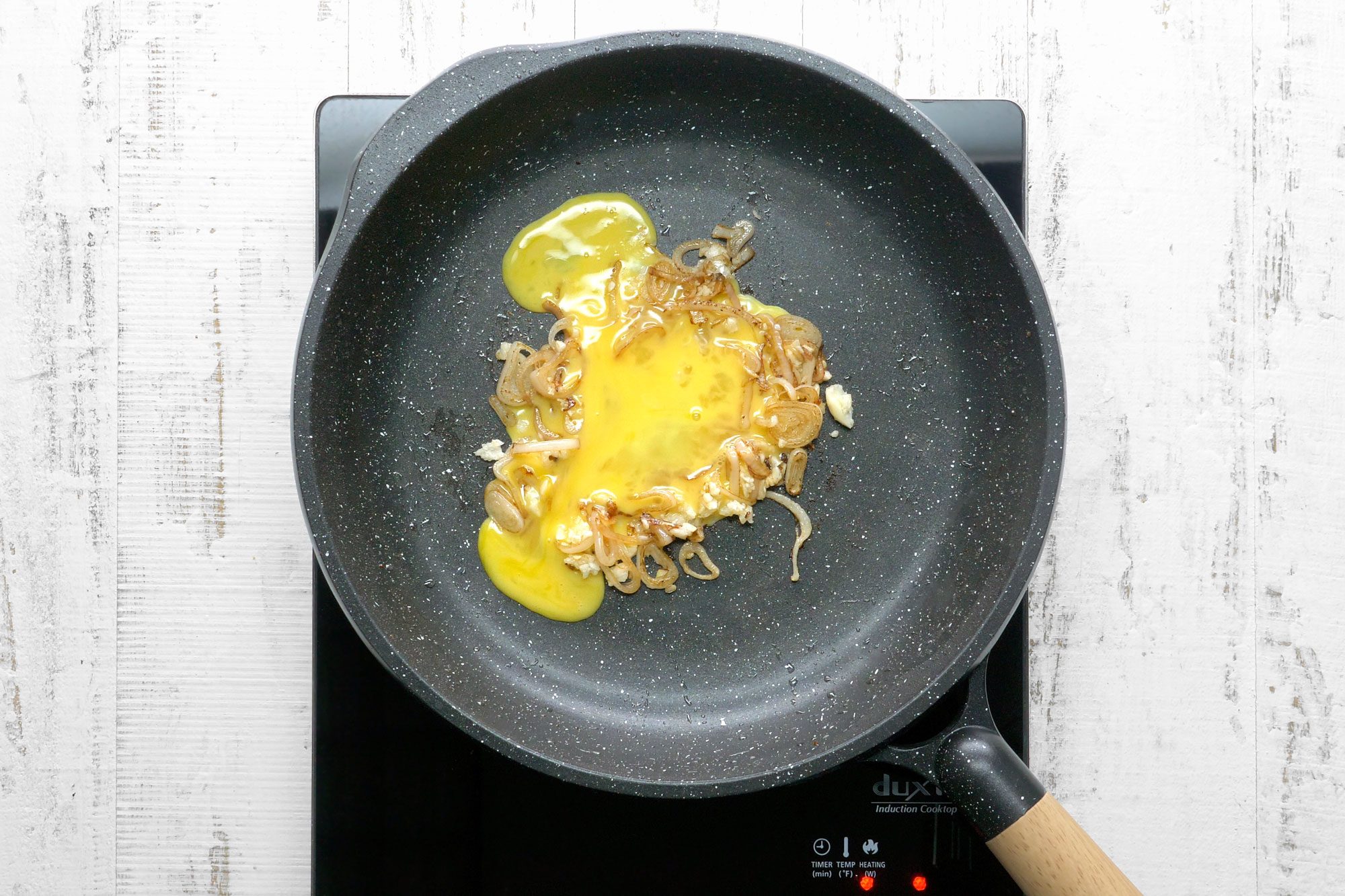 The center of the shallot mixture, add egg.