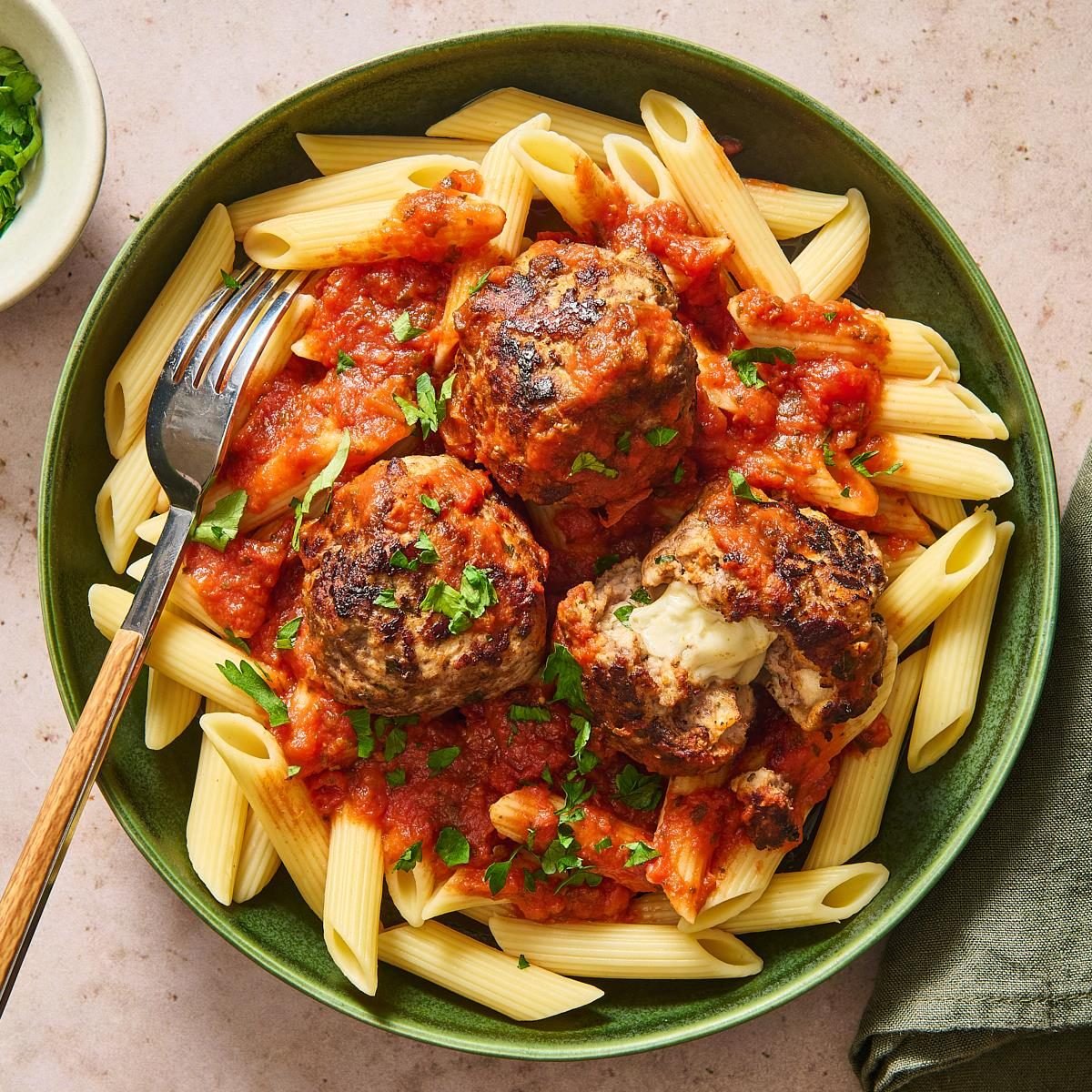 Mozzarella Stuffed Meatballs Exps Tohd24 34403 Juliahartbeck 5