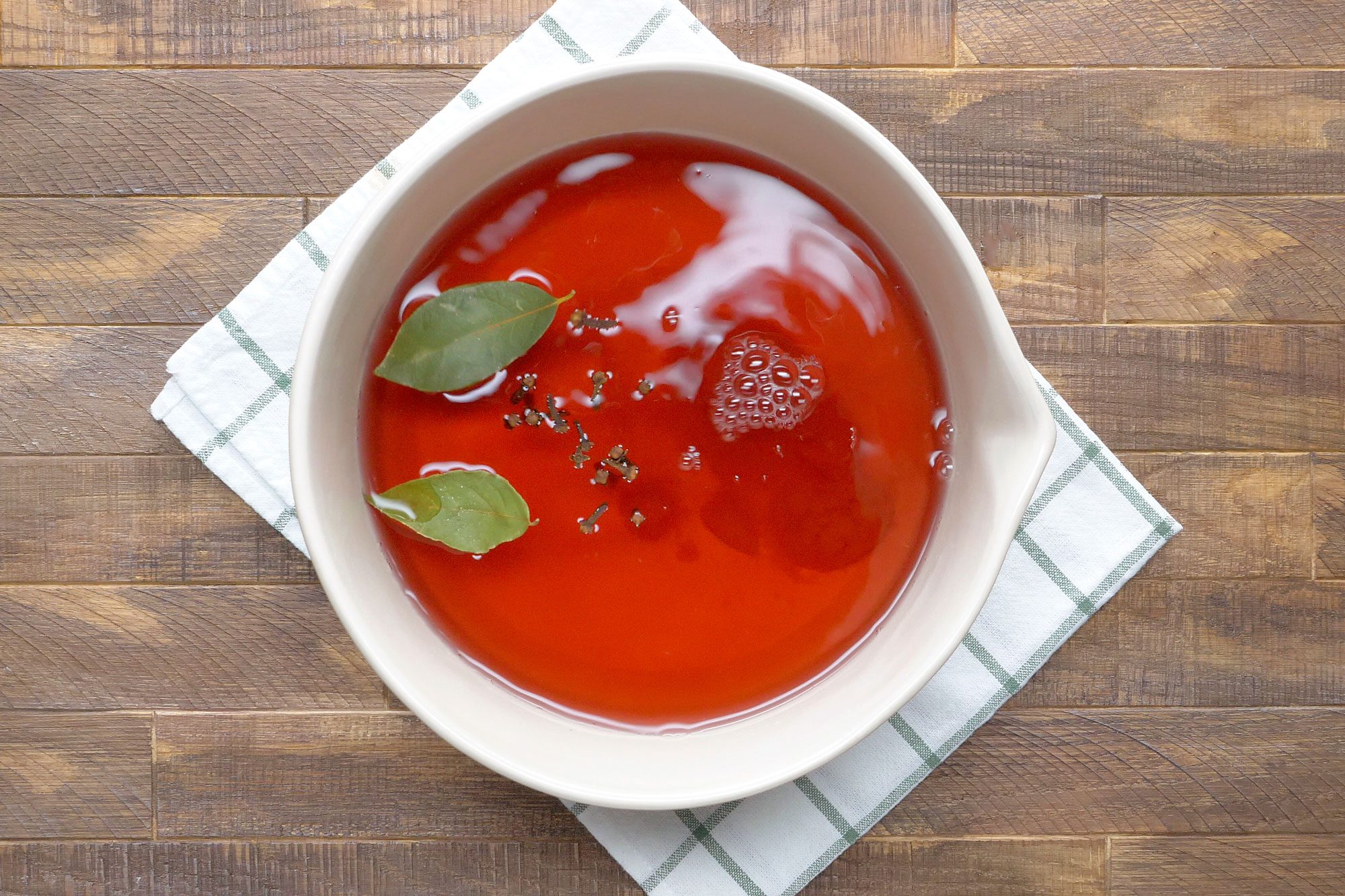 In a large bowl, combine the water, vinegar, cloves, bay leaves, salt and brown sugar