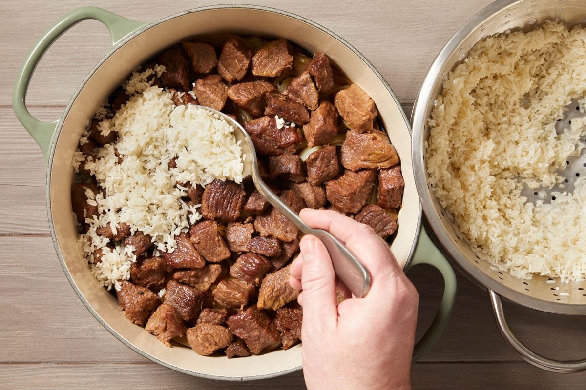 evenly layer rice over lamb.