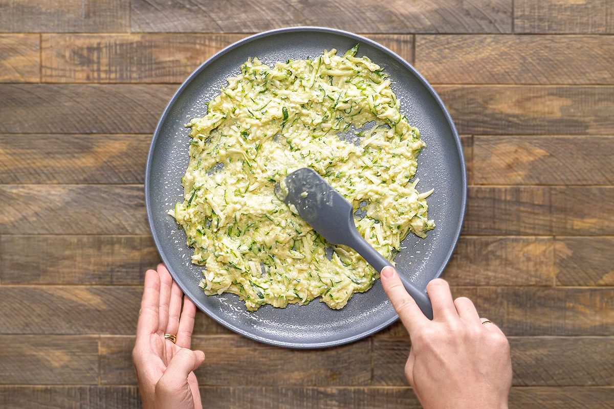 Thransfer the mixture into a pizza pan