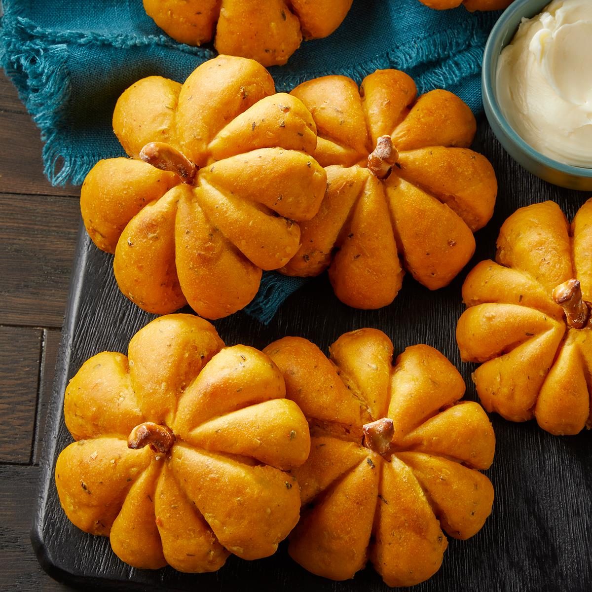 Pumpkin Shaped Rolls 