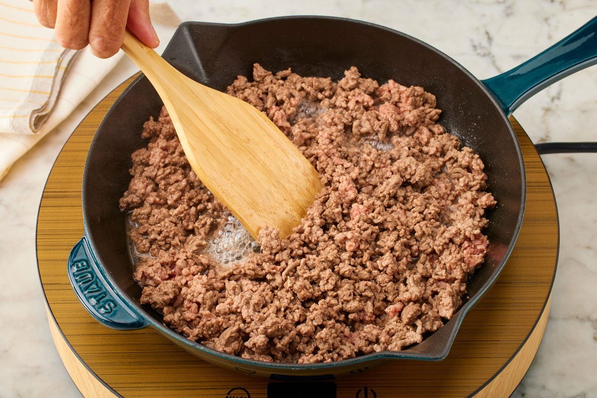 In a skillet, cook beef over medium heat until no longer pink;