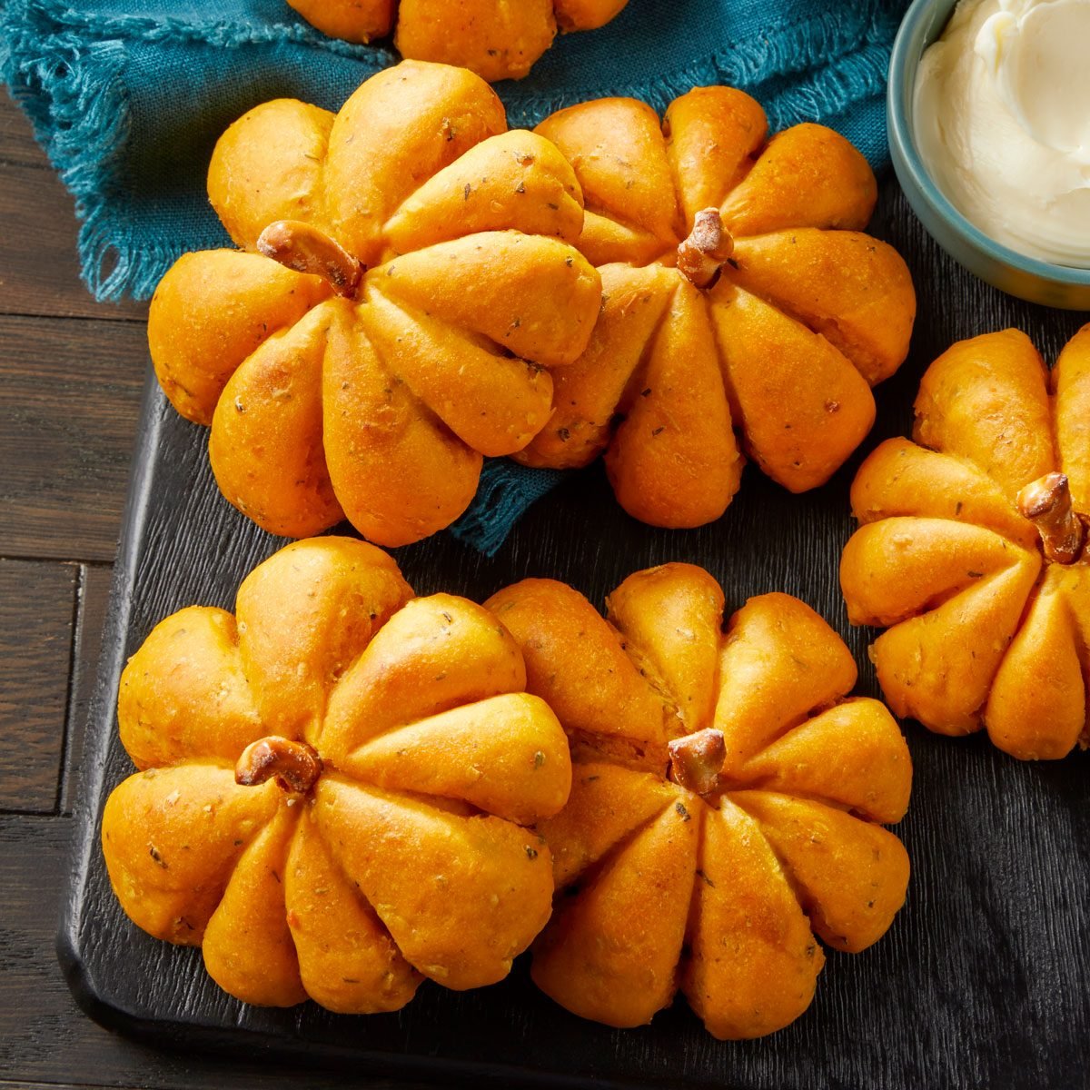 Pumpkin Shaped Rolls 