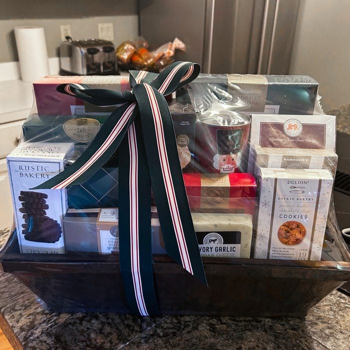 Toha25 Christmas Gift Basket Deluxe Caroline Lubinsky 01 Ssedit