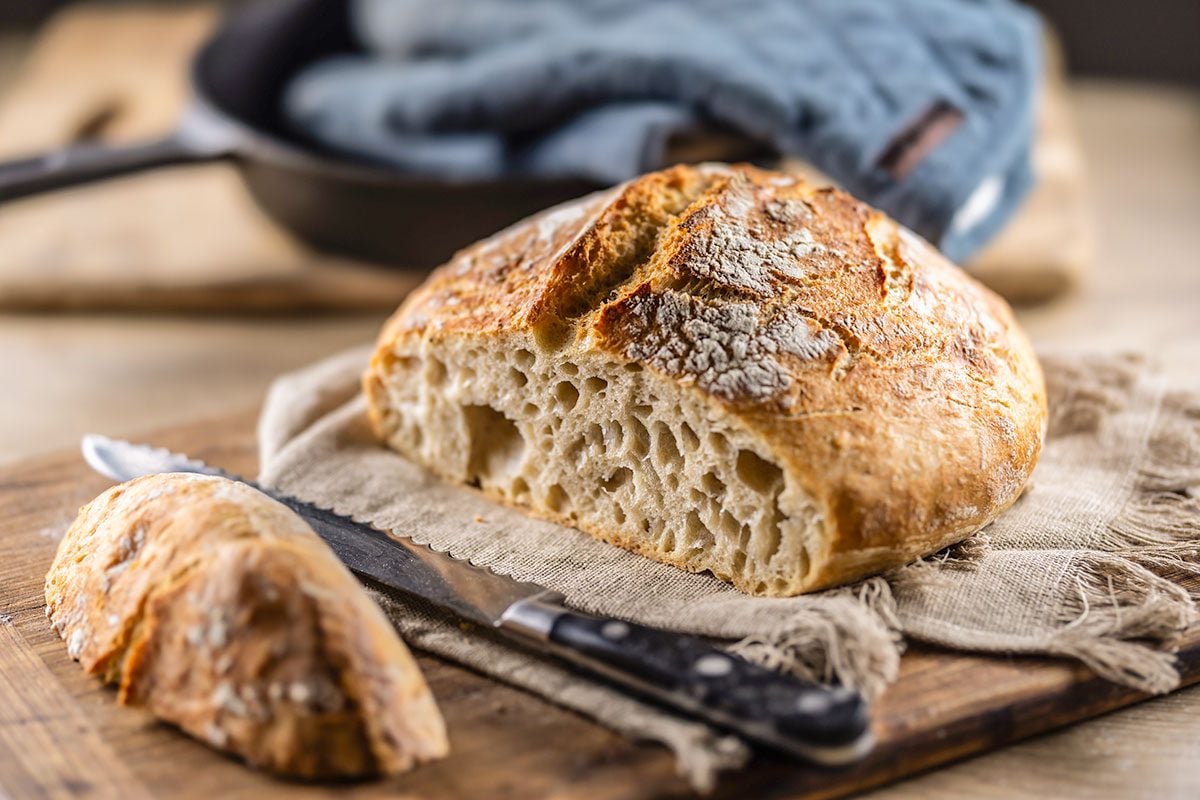 Sliced ​​fresh sourdough bread on a cutting board.
